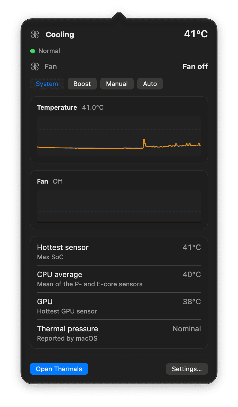 Popover chlazení v liště macOS: teplota, stav ventilátoru a přepínač režimů System, Boost, Manual a Auto.