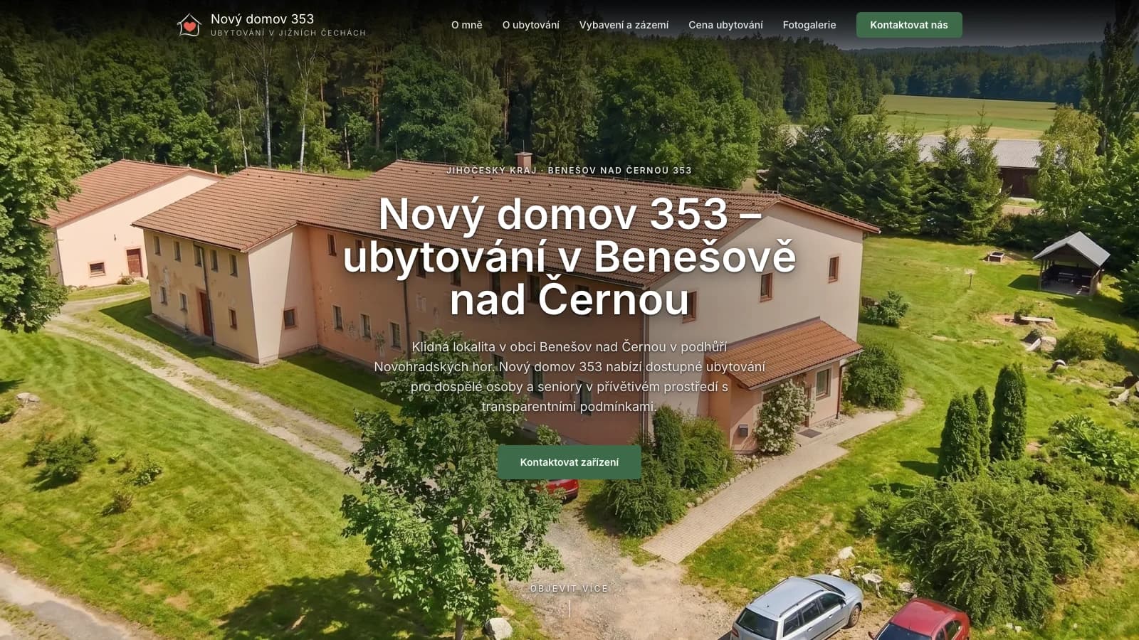 Úvodní stránka webu Nový domov 353: letecký pohled na budovu ubytování v Benešově nad Černou.